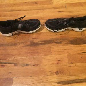 Brooks pure flow women’s black running shoes 9